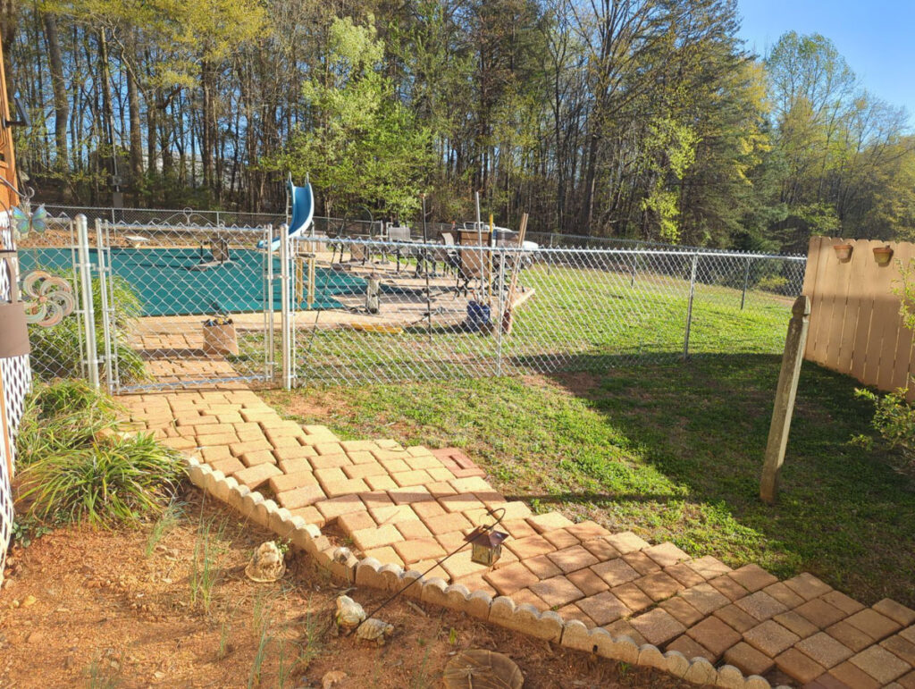 4 foot chainlink fence installed around a pool